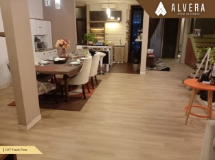 lantai vinyl alvera warna fresh pine ruang keluarga