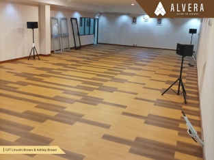 lantai vinyl alvera warna lincoln dan ashley brown pada ruang serbaguna