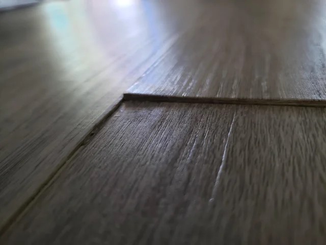 lantai vinyl kayu yang tidak presisi